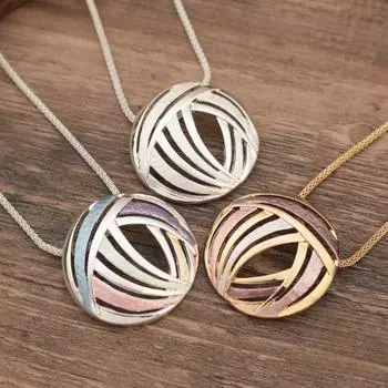 Цветное круглое полое геометрическое колье золотой