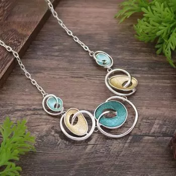 Цветное ожерелье с круглыми, полыми геометрическими лепестками разноцветный