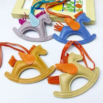 Цветной брелок-качалка из искусственной кожи в виде лошади - милый подарочный кулон на сумку