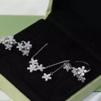 Цветочное ожерелье Lucky Grass S925 Чистое серебро Материал Гипоаллергенный гальванизированный 18k Blossom Серьги-гвоздики Кольца Комплект ювелирных изделий подарок