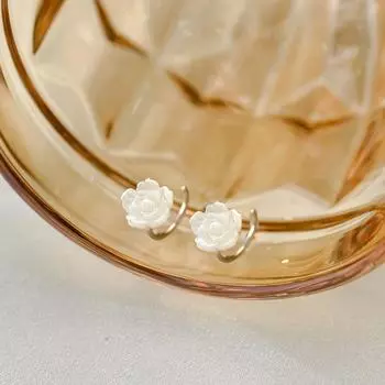 Цветочные клипсы для ушей Маленькие, милые, простые, нишевые серьги Универсальные французские серьги Серьги-цветы