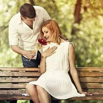 Цветок Красная роза с золотым листом, подарочная коробка и сумка для переноски