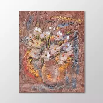 Цветы в вазе на столе