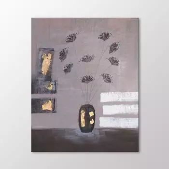 Цветы в вазе на столе