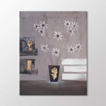 Цветы в вазе на столе