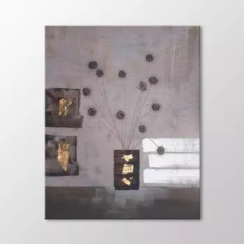 Цветы в вазе на столе