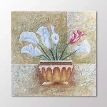 Цветы в вазе на столе