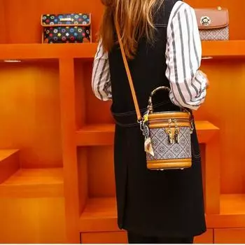 Цилиндрическая маленькая сумка Новые женские сумки через плечо Модная ретро-сумка для женщин с тиснением для отдыха Трендовые сумки через плечо для поездок на работу