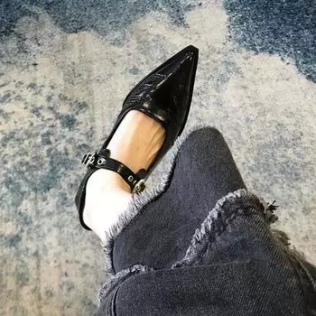 Цзюэ Цзюэ Цзы~! Остроносые одинарные туфли женские 2024 новые модели осени, односложная пряжка с неглубоким клювом на низком каблуке, нишевый дизайн 35 чёрный