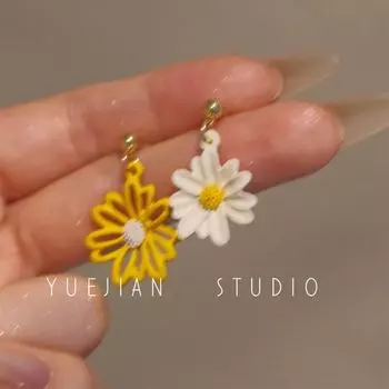 Дейзи Муха ~ Желтые серьги Асимметричные женские серьги Дофаминовые серьги Серьги Свежесть Клипса для ушей в виде комариной спирали Лето A pair of ear needles