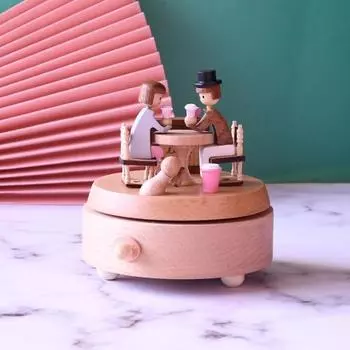 Декор музыкальной шкатулки из бука с гладкими краями создает атмосферу