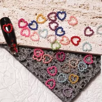 Декор в форме сердца для ногтей Красивый полый дизайн Гладкий орнамент для ногтей в форме сердца Дизайн ногтей Искусственный жемчуг Очарование Декор для ногтей Поставка для маникюрного салона