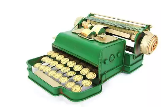 Декоративная металлическая пишущая машинка