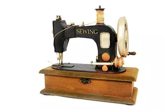 Декоративная металлическая швейная машина с коробкой