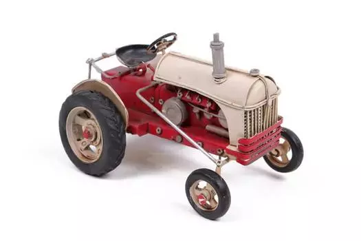 Декоративный металлический трактор