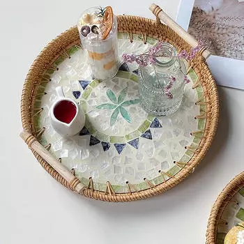 Декоративный поднос из ротанга для хранения вещей, который можно использовать для организации многоцелевого сервирования журнального столика