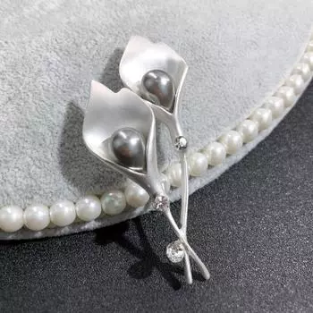 Delicate high-end women s brooch, elegant pearl crystal corsage temperament versatile pin silk scarf buckle accessories