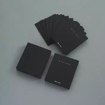 Демонстрационная карточка и упаковка черных аксессуаров для волос