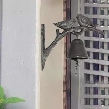 Деревенский утюг, дверной звонок фермерского дома в винтажном стиле крытый и на открытом воздухе