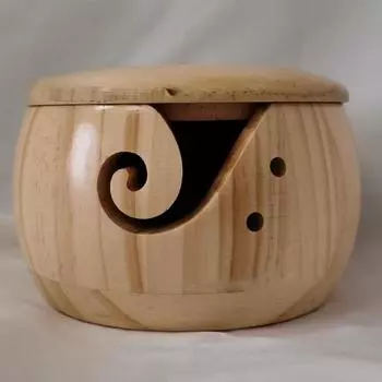 Деревянная круглая миска для пряжи с отверстием в крышке для вязания крючком вручную. Хранение клубков пряжи