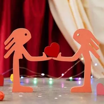 Деревянная романтическая парная фигурка ручной работы, держащая сердце | Подарок на День святого Валентина