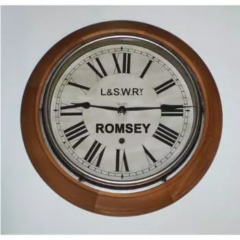 Деревянные часы в стиле LSWR на станции Romsey в стиле Юго-Западной железной дороги Лондона