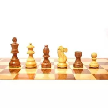 Деревянные шахматные фигуры только 32 шахматиста и 2 дополнительные ферзи изготовлены из древесины палисандра и древесины самшита. Деревянная шахматная доска (Не включено)