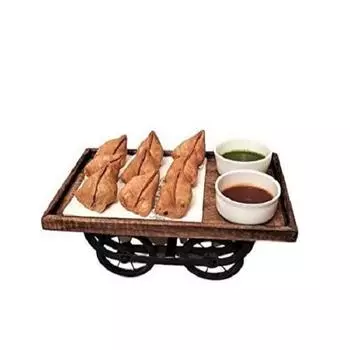 Деревянный сервировочный прямоугольный поднос с подвижными колесами - коричневый