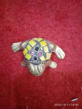 Держатель для ароматических палочек Танирика — латунная статуя лягушки с яркими каменными акцентами — уникальный домашний декор и ароматическая витрина для благовоний