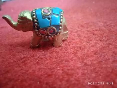 Держатель для ароматических палочек Танирика — латунная статуя слона с яркими каменными акцентами — уникальный домашний декор и ароматическая витрина для благовоний