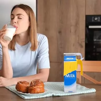 Держатель для пакета молока с ручкой Эргономичная ручка для молочного кувшина для легкого наливания Держатель для коробки сока без бисфенола А для молока Многоразовая стойка для пакета молока жёлтый