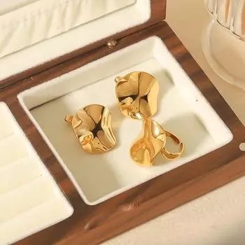 Design sense 18k gold pleated curved stainless steel earrings women s atmosphere advanced sense titanium steel earrings fashion 18K