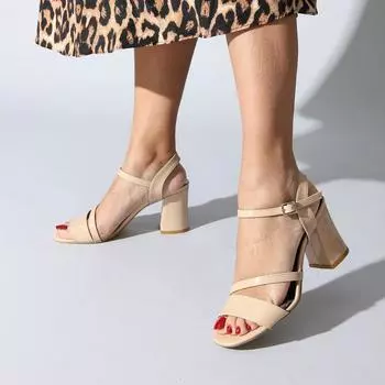 Десять женских классических туфель на каблуке