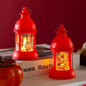 Дети несут маленькие светящиеся цилиндрические фонарики на празднике Весны