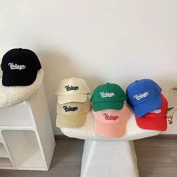 Детская бейсболка с вышивкой букв и солнцезащитным козырьком