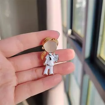 Детская креативная мультяшная брошь в японском стиле с персонажами из мультфильмов, женская нишевая дизайнерская симпатичная булавка из сплава, противоослепляющая пряжка