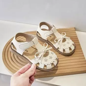 Детская обувь принцессы 2024 года, летние новые сандалии для девочек с милым бантом, пляжная обувь для девочек на пуговицах для отпуска, универсальные модные туфли на плоской подошве 23 бежевый