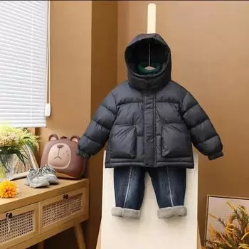 Детская зимняя утолщенная ветрозащитная теплая куртка для детей среднего и маленького возраста, однотонная повседневная куртка с капюшоном 140 чёрный