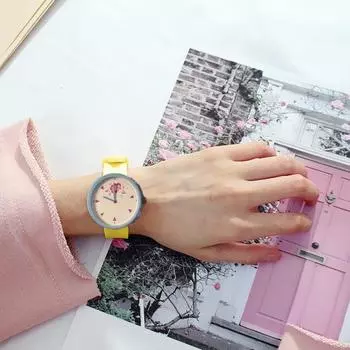 Детские кварцевые часы с героями мультфильмов, удобный силиконовый ремешок, надежная посадка, прозрачный циферблат, дисплей, детские электронные часы жёлтый