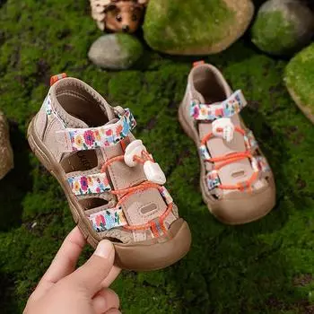 Детские сандалии 2024 года, новые летние сандалии для мальчиков, противоударные детские повседневные пляжные сандалии с вырезами для девочек, нескользящие, мягкие, универсальные 21 коричневый