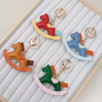 Детский мультяшный брелок-качалка в виде лошадки - подвеска из дерева и кожи ручной работы красный