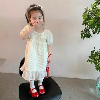 Девушка с круглым вырезом и пышными рукавами, платье с рюшами и подолом, милое платье принцессы 13