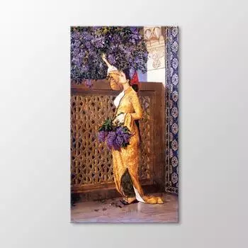 Девушка собирает сиреневый рисунок