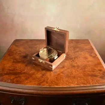 Диаметр компаса 7,62 см в подарочной деревянной коробке.. Принадлежность для морского парусного спорта.