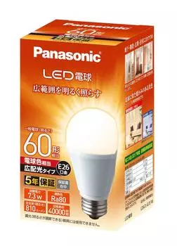 Диаметр основания светодиодной лампы Panasonic эквивалентен лампе накаливания мощностью 60 Вт, цвет эквивалентен общему освещению, широкое распределение света 1, совместимо с герметичными