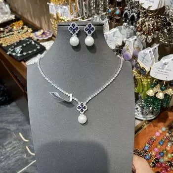 Diamond-encrusted pearl pendant, lucky four-leaf clover necklace, stud earrings, women s light luxury pearl collarbone chain ins wind flower set