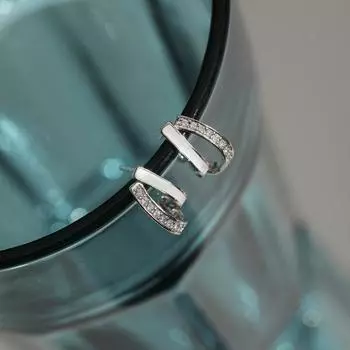 Diamond-inlaid Oil-dripping Earrings Slit Slit Design Simple Design Sense Lazy French New Year Style