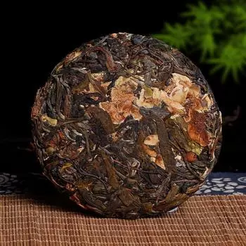 Откройте для себя 100 г сырого чая Пуэр, собранного с древних деревьев, с чарующим цветочным ароматом.