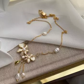 Дизайн Чувство Бежевый Капельное Масло Инкрустированный Пресноводный Жемчуг Цветок Бахрома Ожерелье Дизайн Чувство Легкая Роскошь Ретро