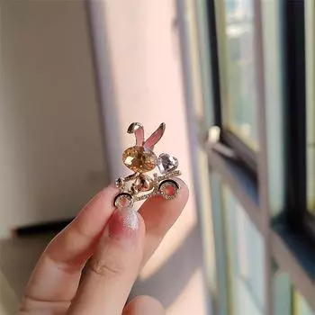 Дизайн Sense Niche Милая брошь в виде кролика-велосипеда Высококачественная брошь Изысканная женская брошь в виде года кролика